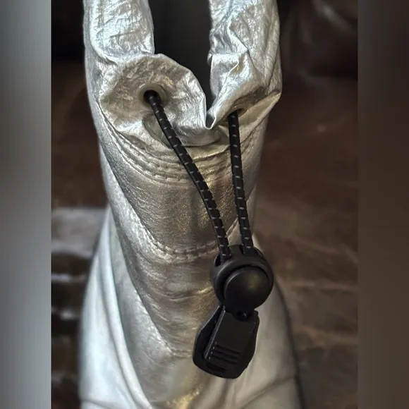 Lands’ End Girls Size 2 Silver Boots