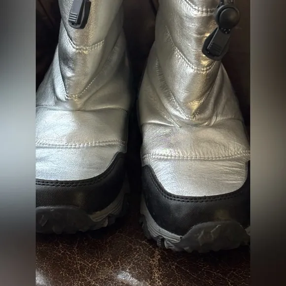 Lands’ End Girls Size 2 Silver Boots