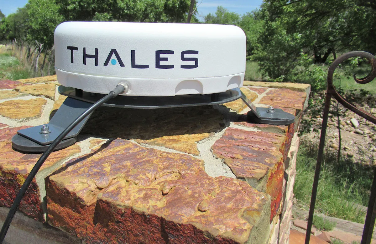 Low profile mount Thales MissionLINK antenna MG81