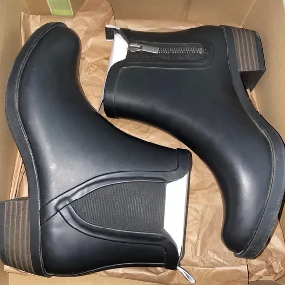 Lucky Brand Woman’s Ankle Rain Bootie Size 7