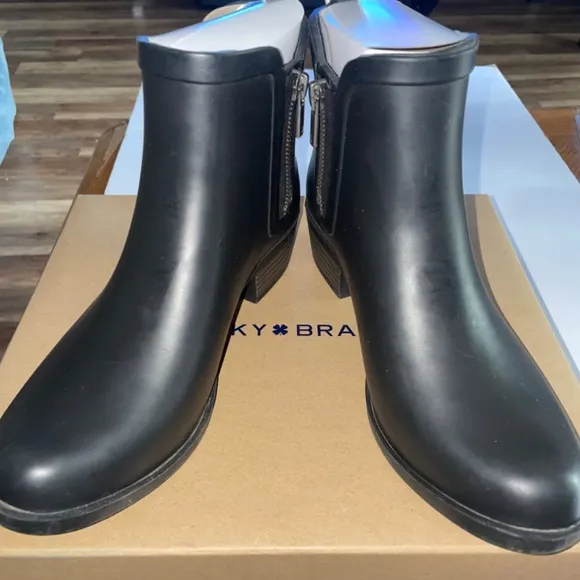 Lucky Brand Woman’s Ankle Rain Bootie Size 7