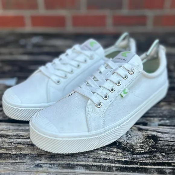 NWOB Cariuma OCA Low Off- White Canvas Unisex Men-10.5 Women-12 Sneaker Shoe