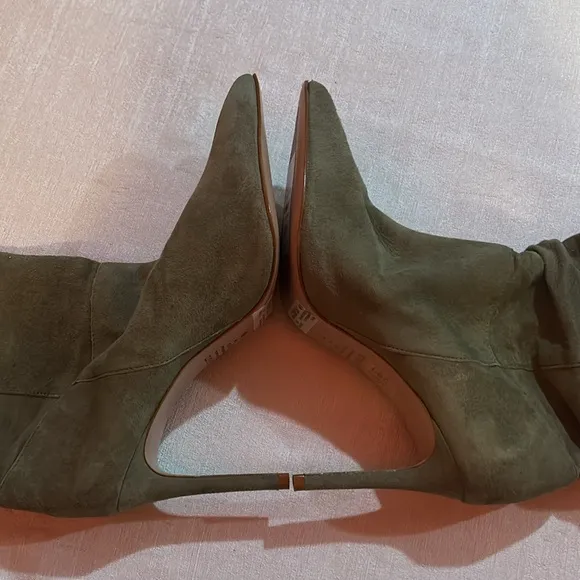 Schutz ‘Ashlee’ Women’s Suede Aspen Green Heeled Boots Pointy Toe Size 8.5