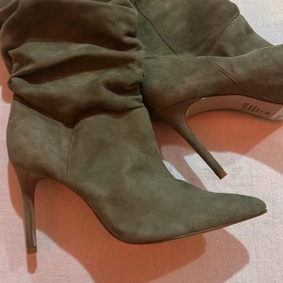 Schutz ‘Ashlee’ Women’s Suede Aspen Green Heeled Boots Pointy Toe Size 8.5