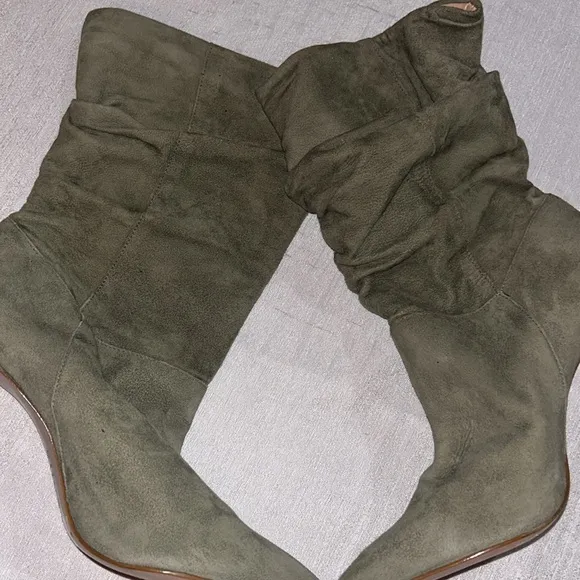 Schutz ‘Ashlee’ Women’s Suede Aspen Green Heeled Boots Pointy Toe Size 8.5
