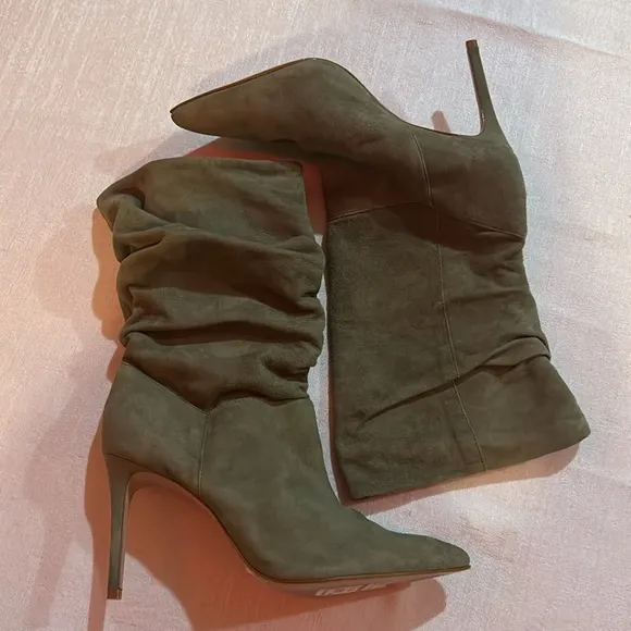 Schutz ‘Ashlee’ Women’s Suede Aspen Green Heeled Boots Pointy Toe Size 8.5