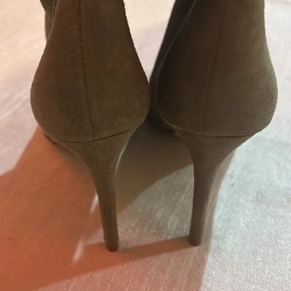 Schutz ‘Ashlee’ Women’s Suede Aspen Green Heeled Boots Pointy Toe Size 8.5