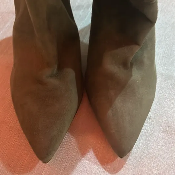 Schutz ‘Ashlee’ Women’s Suede Aspen Green Heeled Boots Pointy Toe Size 8.5